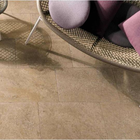 nagymeretu travertin bezs meszko kohatasu fagyallo greslap furdoszoba nappali konyha jarolap padlolap padloburkolat keramia rusztikus mediterran terasz etkezo.jpg